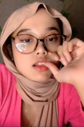 Mawarni Jilbab Pamer Susu.jpg